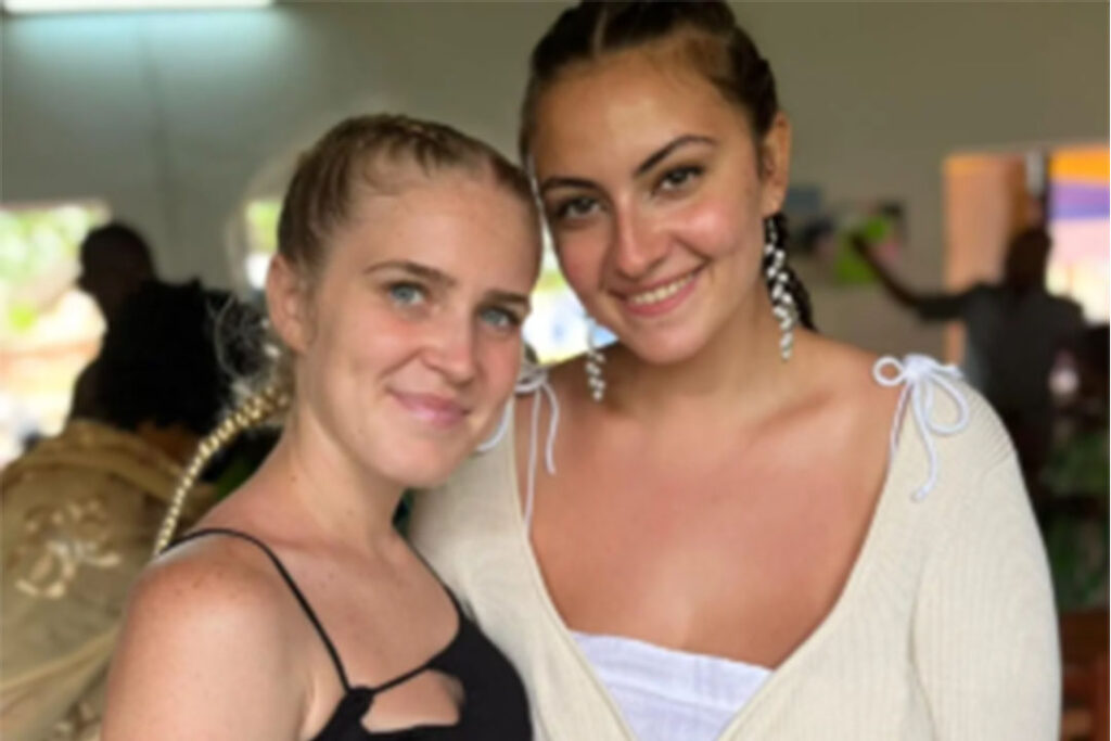 Emilie et Mélanie, bénévoles de SCOL’EDUC lors de l’inauguration de la bibliothèque d’ ADJARRA-CENTRE, août 2022