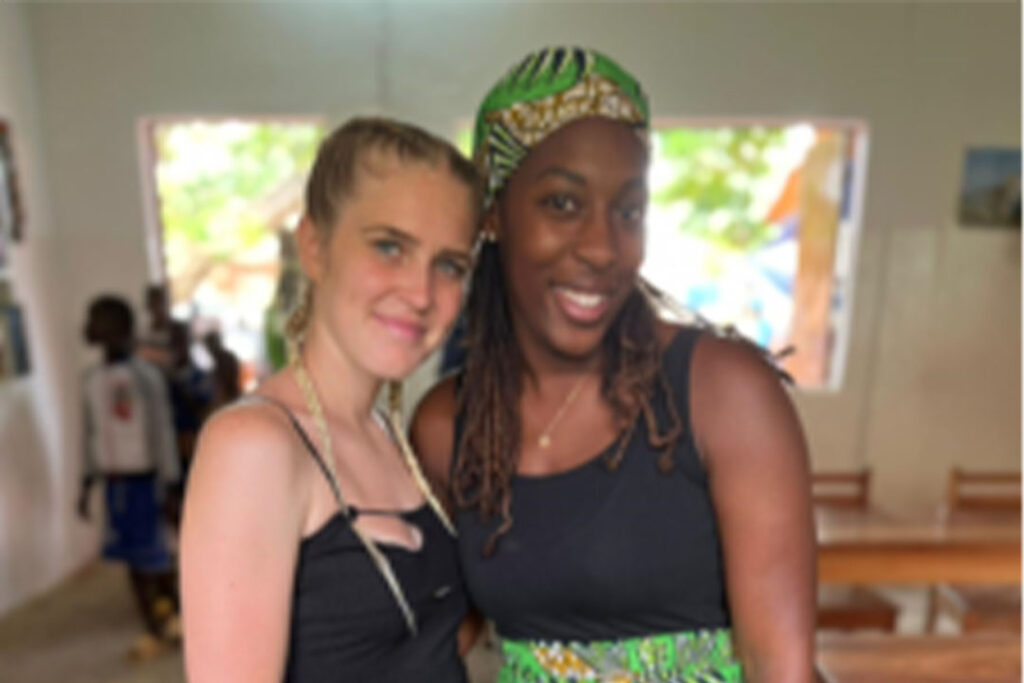 Emilie et Sadio, bénévoles de SCOL’EDUC lors de l’inauguration de la bibliothèque d’ ADJARRA-CENTRE, août 2022